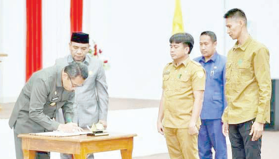 PENYERTAAN MODAL : Pj Wali Kota Baubau, Muh. Rasman Manafi saat menandatangani berita acara penyerahan Raperda penyertaan modal daerah untuk Bank Sultra di DPRD untuk dibahas dan ditetapkan menjadi peraturan daerah. (ANJAR DISKOMINFO KOTA BAUBAU FOR KENDARI POS)