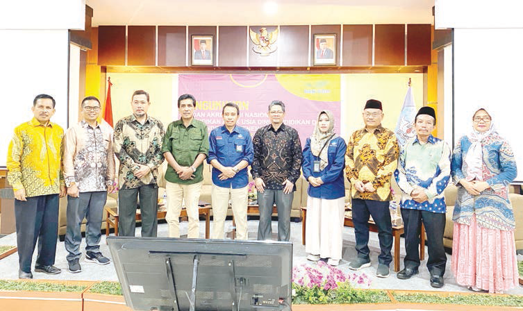 Ketua BAN PDM Sultra, terpilih Dr. Muh. Safiuddin, SS, MA (enam dari kiri) dan Sekretaris terpilih, Dr. M. Arzal Tahir, ST, M.Si (tiga dari kiri).