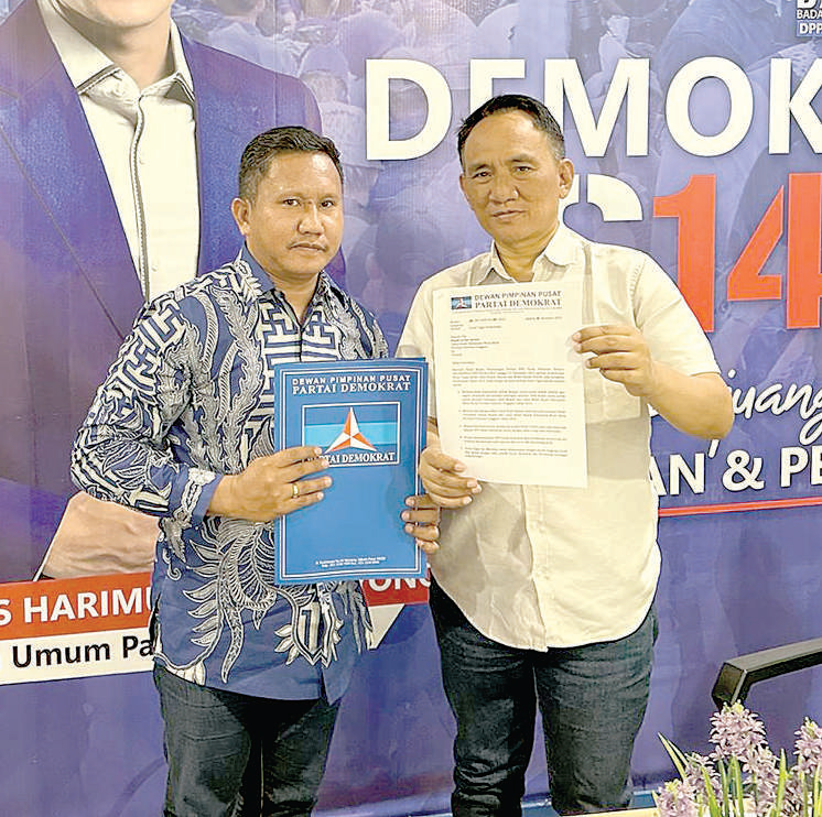 DuKunGan: Kepala Bappilu DPP Demokrat andi arief menyerahkan surat tugas kepada La Ode Darwin sebagai Calon Bupati Mubar, Selasa 16 januari 2024.(AKHIRMAN/KENDARI POS)