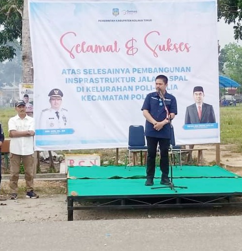 JANJI TUNTASKAN : Bupati Koltim, Abdul Azis ketika menghadiri pemanfaatan infrastruktur jalan yang baru saja diaspal di Kelurahan Poli-polia menuju Desa Tokai, sepanjang satu kilometer. JANJI TUNTASKAN : Bupati Koltim, Abdul Azis ketika menghadiri pemanfaatan infrastruktur jalan yang baru saja diaspal di Kelurahan Poli-polia menuju Desa Tokai, sepanjang satu kilometer. (DOK. DISKOMINFO KABUPATEN KOLTIM FOR KENDARI POS)