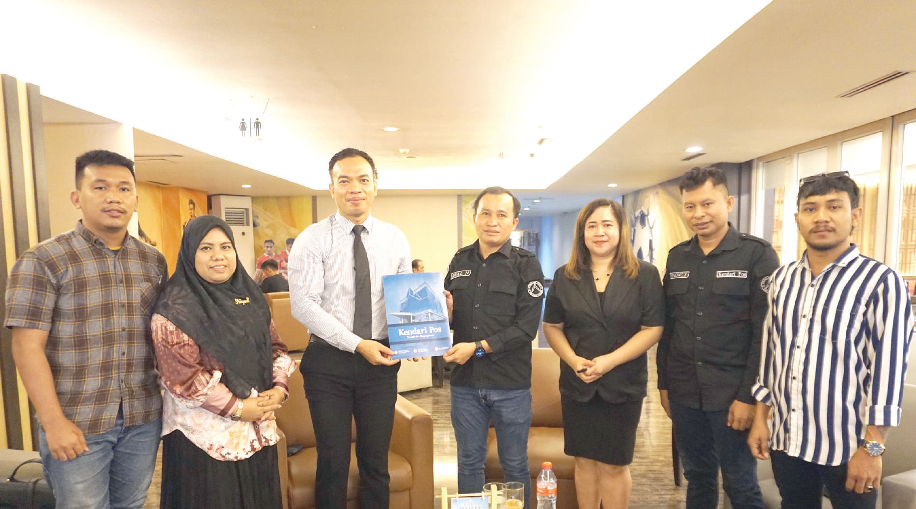 Wakil Direktur Kendari Pos Awal Nurjadin (tengah), Pemimpin Redaksi Kendari Pos Inong Saputra (dua dari kanan), dan General Manager Hotel Claro Kendari Syahrir Ramadhan (tiga dari kiri), didampingi Marcom Hotel Claro Kendari Irma (tiga dari kanan), bersama jajaran Manajemen Kendari Pos.