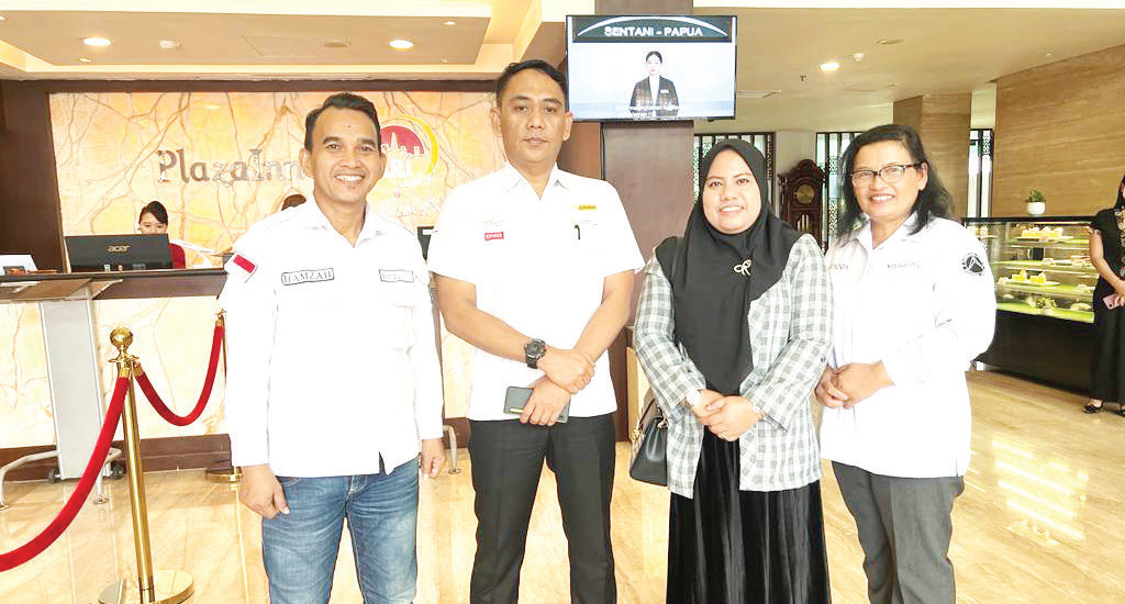 GM Plazza Inn Hotel Kendari, Aldin Firdaus, dua dari kiri, pose bersama Manager Iklan dan Promosi Kendari Pos, Nursyamsi Abidin, beserta Crew.