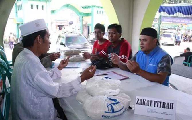 Ilustrasi membayar Zakat (Jawa Pos)