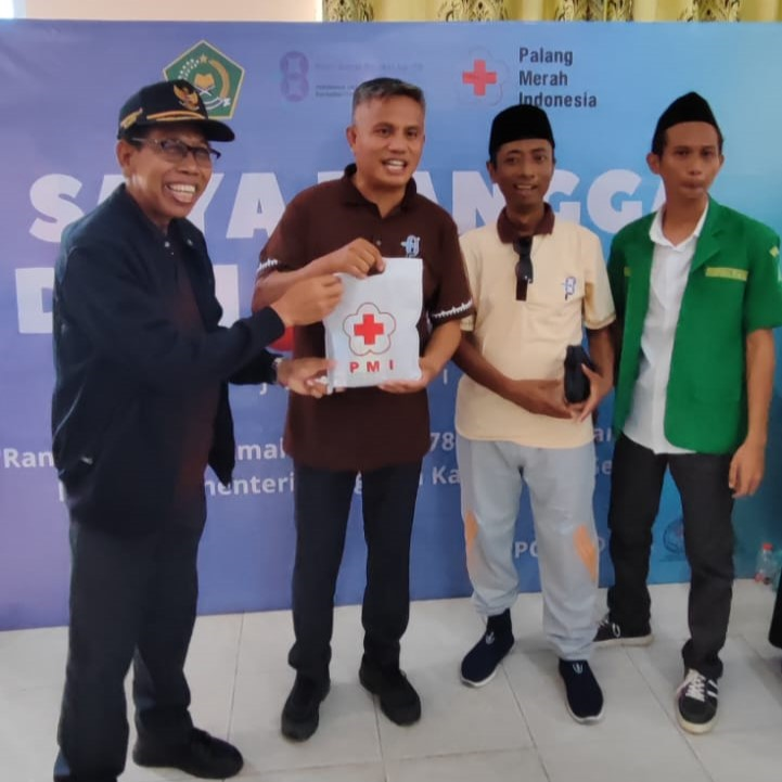 Kepala Kantor Kemenag Konsel, H. Joko (kiri) menyerahkan cendera mata kepada Wakil Bupati Konsel, Rasyid (2 dari kiri) atas partisipasinya dalam aksi sosial donor darah dalam rangka peringatan HAB ke-78 Kemenag di aula Kantor Kemenag Konsel, Rabu (3/1/2024). (I NGURAH PANDI / KENDARI POS)