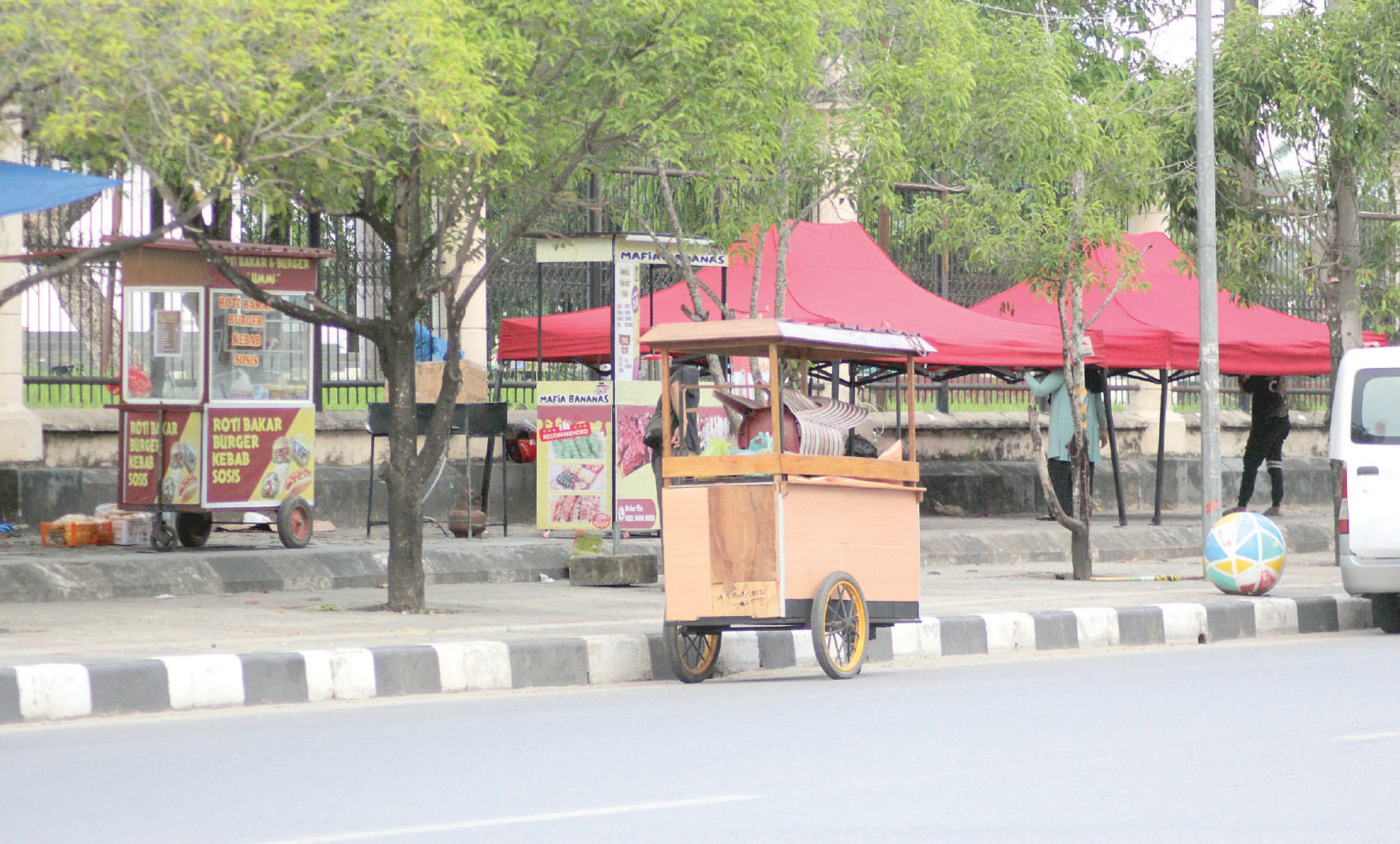 PENERTIBAN PEDAGANG KAKI LIMA : Trotoar diperuntukan bagi pejalan kaki. Namun sejumlah pedagang memanfaatkan menjadi tempat membuka lapak dagangan, Rabu (3/1). Pemkot Kendari berencana melakukan penertiban Pedagang Kaki Lima di pelataran MTQ Kendari. (MUHAMMAD ABDI ASMAUL AMRIN/KENDARI POS)