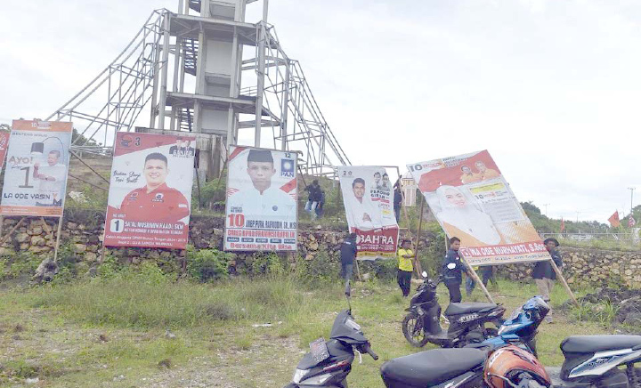 APK peserta pemilu yang dipasang di kawasan Tugu Labungkari.