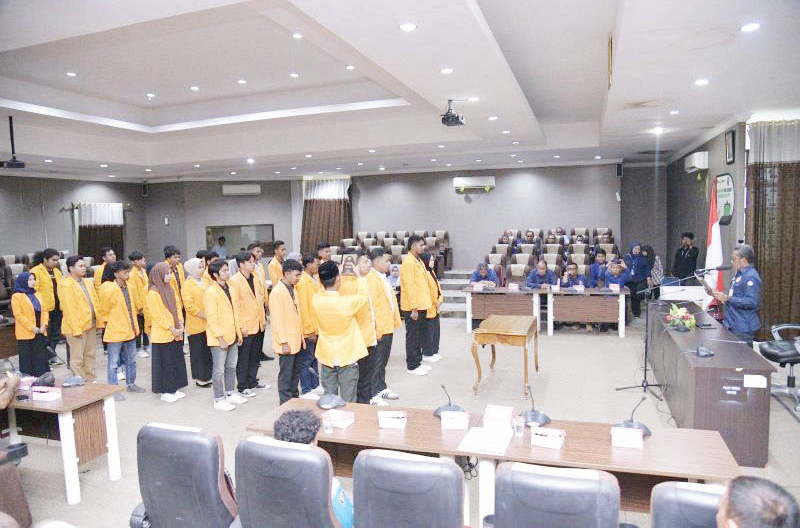 Rektor UHO, Prof. Dr. Muhammad Zamrun Firihu, S.Si., M.Si., M.Sc., saat melantik Ketua BEM UHO dan Wakilnya periode tahun 2023/2023, termasuk pengurus MPM UHO di Rektorat UHO, Selasa (23/1) tahun 2024.(HUMAS UHO FOR KENDARI POS)