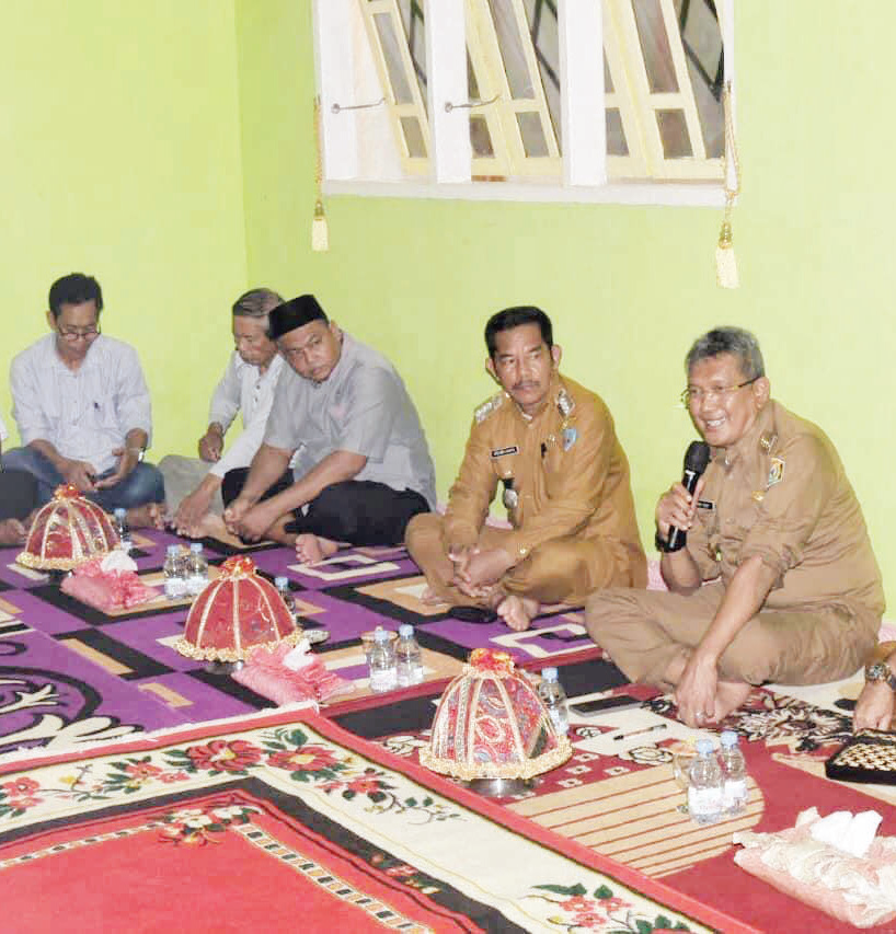 Ketgam : Pj Wali Kota Kendari, Muhammad Yusup (pegang mike) saat berdiskusi dengan masyarakat Nambo, kemarin. (AGUS SETIAWAN/KENDARI POS)