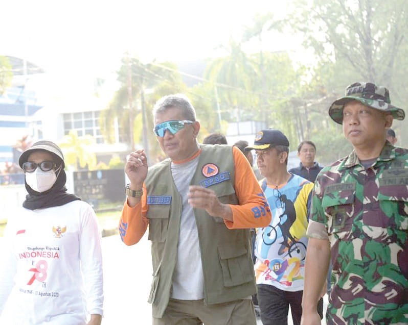 LINGKUNGAN BERSIH : Pj Wali Kota Kendari Muhammad Yusup (tengah) blusukan melakukan aksi bersih-bersih lingkungan. (AGUS SETIAWAN/KENDARI POS)