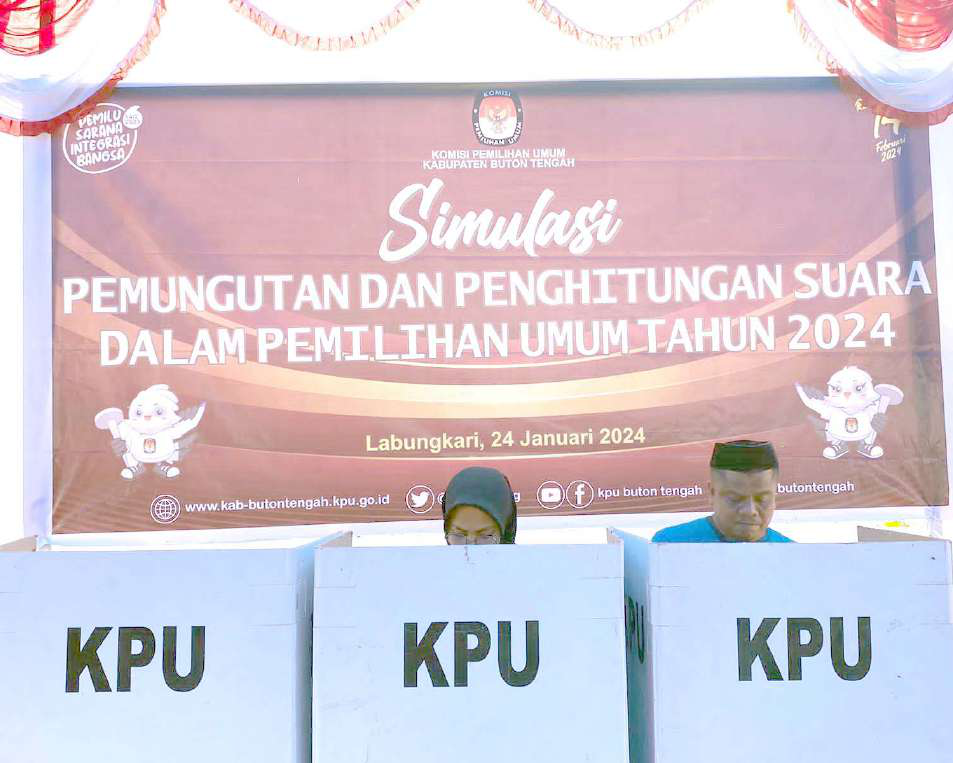 PENCOBLOSAN: Proses simulasi pemungutan suara yang digelar KPU Buteng, kemarin.