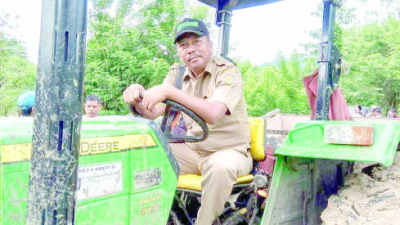 Kepala Dinas Pertanian Buton Ma’mul Djamal saat mengendarai alat mesin pertanian.