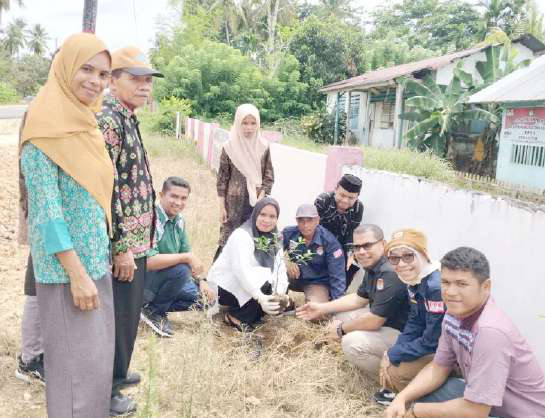 TANAM POHON: Penanaman pohon oleh perwakilan anggota KPPS, didampingi anggota KPU Sultra, Amirudin (tiga kanan), anggota KPU Muna, alimudin (tiga kiri), Kepala Desa Lupia, La Tuba (kedua kiri), bersama PPS dan PPK Kecamatan Kabangka. (DEDEH AYU/KP)