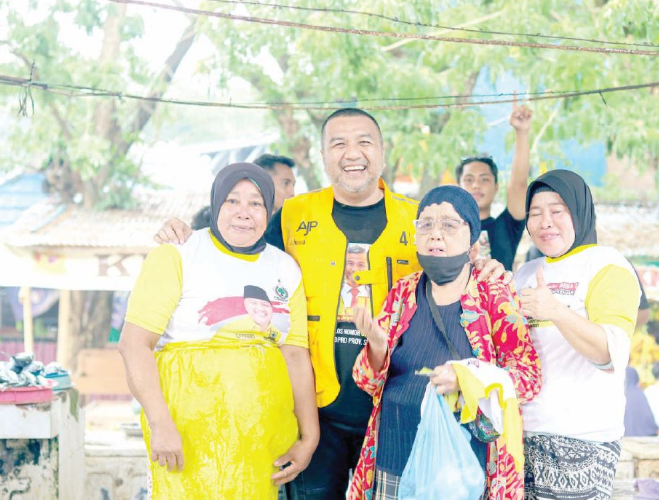 Calon anggota DPRD Sultra dari Golkar, Aksan jaya Putra bersama warga Kendari.