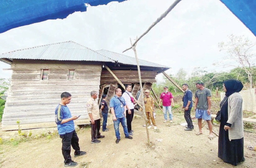 KAWAL PROGRAM : Anggota DPRD Koltim, Yunianti saat turun lapangan menyerap aspirasi konstituennya untuk kemudian diperjuangkan menjadi program prioritas Pemkab.(KUSDIN/KENDARI POS)