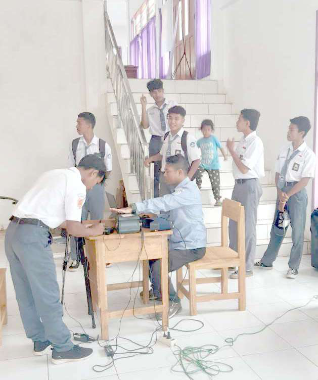 TUNTASKAN PEREKAMAN: Suasana pelayanan perekaman dan pencetakan KTP-el yang dilakukan pihak Disdukcapil Kota Baubau kepada para siswa SMa dengan turun langsung melakukan kunjungan ke sekolah-sekolah.(DISKOMINFO KOTA BAUBAU FOR KENDARI POS)