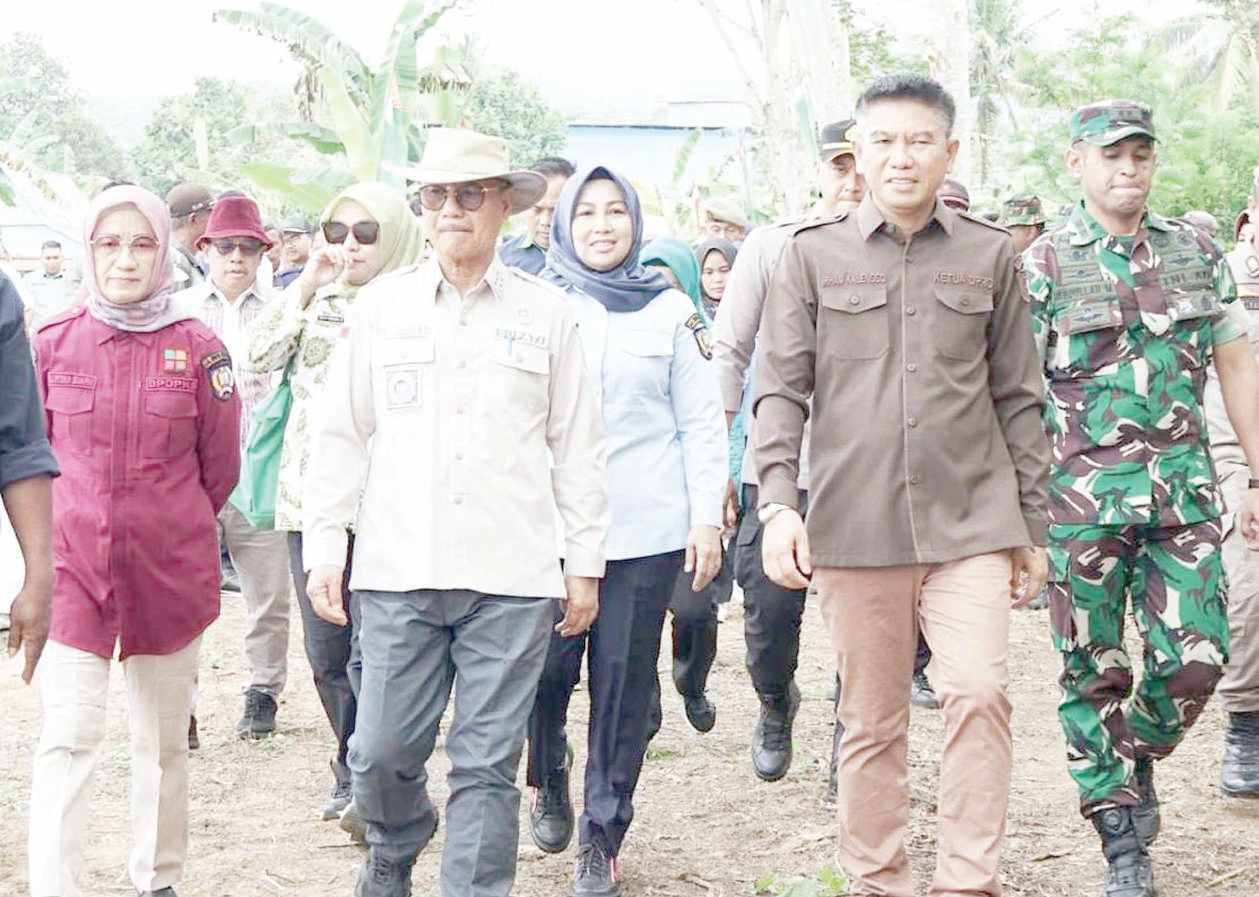 APRESIASI PEMKAB : Ketua DPRD Konsel, Irham Kalenggo (kedua dari kanan) bersama Bupati, H. Surunuddin Dangga dalam sebuah acara. Kedua pimpinan daerah tersebut menyatakan kompak untuk bersama mengendalikan inflasi di wilayah tersebut. (I NGURAH PANDI SANTOSA/KENDARI POS)