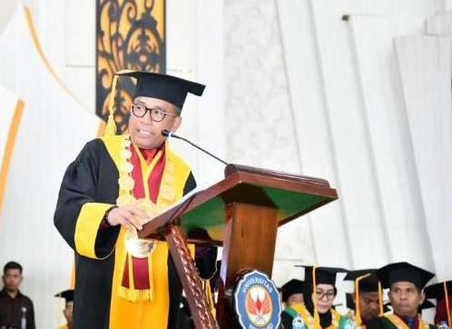 Rektor UHO Prof. Dr. Muhammad Zamrun Firihu, S.Si., M.Si., M.Sc., saat melepas ribuan mahasiswa menjadi alumni dalam prosesi wisuda di Auditorium Mokodompit UHO, beberapa waktu lalu. (HUMAS UHO)