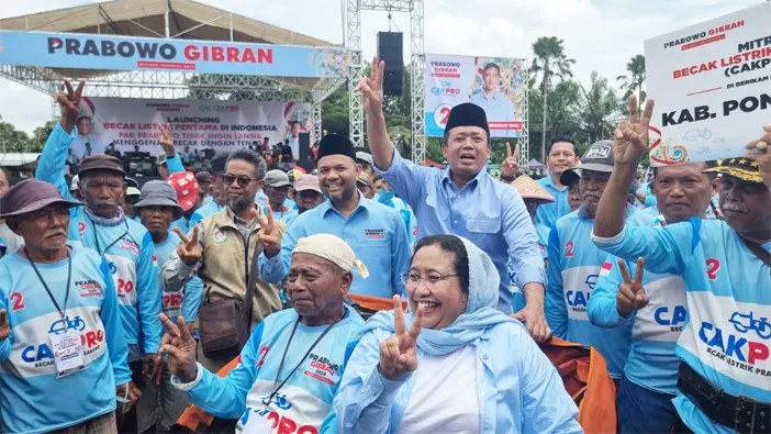 Sekretaris Tim Kampanye Nasional (TKN) Prabowo Gibran, Nusron Wahid membagikan sebanyak 300 becak listrik secara gratis kepada penarik becak di Lapangan Gulun Kota Madiun Jawa Timur (29/1/2024). (IST)