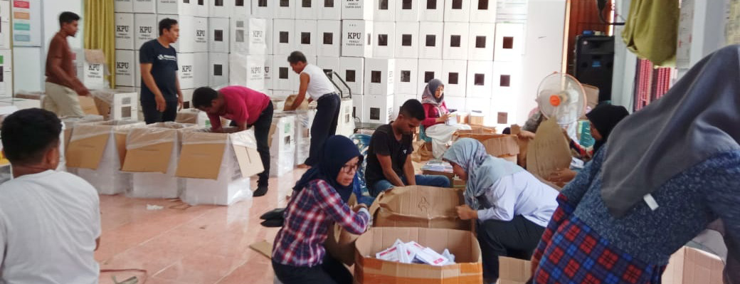 LOGISTIK: Proses pengemasan logistik surat suara dan kotak suara di aula kantor KPU Muna.(Deedeh Ayu/KP)