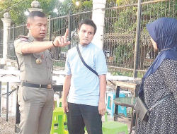 Satpol PP Terbitkan Pedagang di Jalan Abunawas