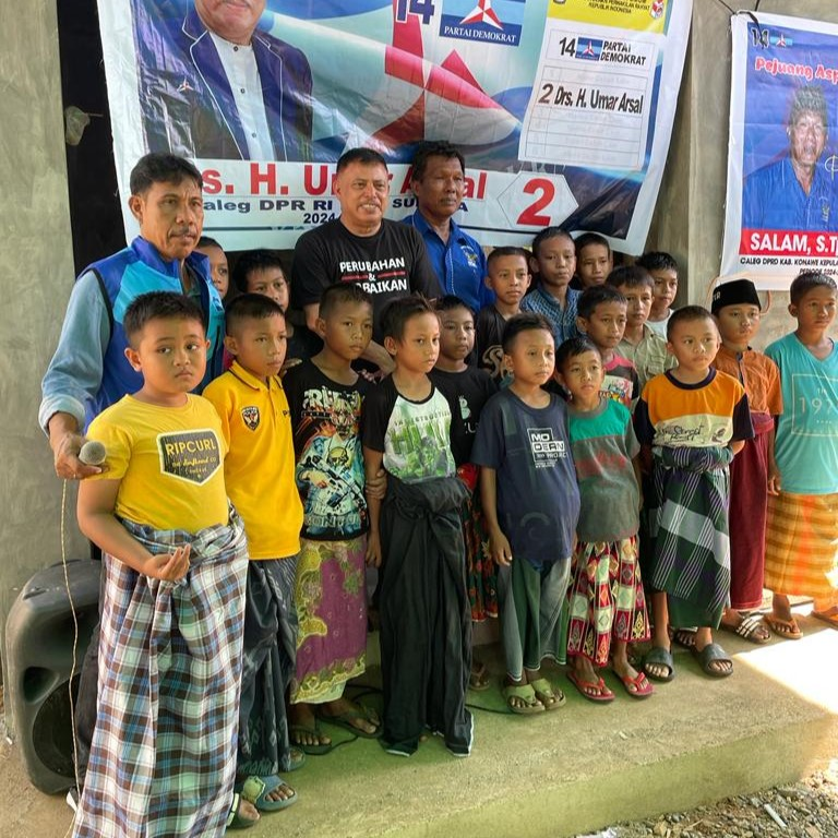 Caleg DPR RI Dapil Sultra asal Partai Demokrat Umar Arsal (belakang, baju hitam) bersama anak-anak peserta khitan massal di Desa Roko-Roko Kecamatan Wawoni Tenggara, baru-baru ini. UMAR ARSAL CENTER)