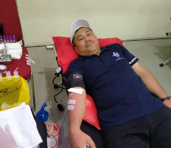 Kepala MTsN 1 Kendari, Mappataliang saat melakukan donor darah.