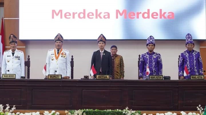 TRANSFORMASI KONUT : Bupati Konut, H. Ruksamin (kedua dari kiri) didampingi Wakilnya, Abuhaera (kiri) saat mengikuti rapat paripurna istimewa yang dipimpin Ketua DPRD, Ikbar (tengah). (PROKOPIM SETKAB KONUT FOR KENDARI POS)