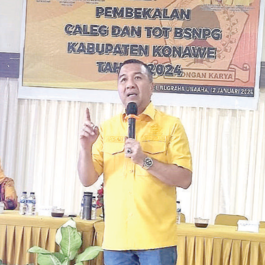 ADI HIDAYAT/KENDARI POS TRAINING OF TRAINER : Ketua Badan Pemenangan Pemilu (Bappilu) Wilayah Daratan Partai Golkar Provinsi Sulawesi Tenggara, Aksan Jaya Putra (AJP) memberikan pengarahan dalam acara ToT Badan Saksi Nasional Partai Golkar (BSNPG) di Hotel Nugraha Unaaha, Jumat (12/1/2024).