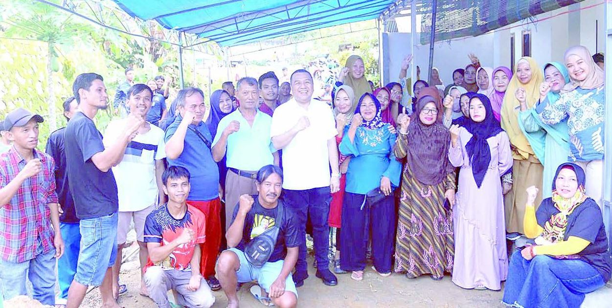Aksan Jaya Putra, petahana calon anggota DPrD Sultra saat menemui warga Kendari.