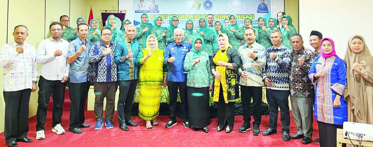 Ketgam : Sekprov Sultra Asrun Lio (tujuh dari kiri) foto bersama pada rapat koordinasi dan sinkronisasi program TP PKK Sultra akhir pekan kemarin. (RAHMA SAFITRI/KENDARI POS)