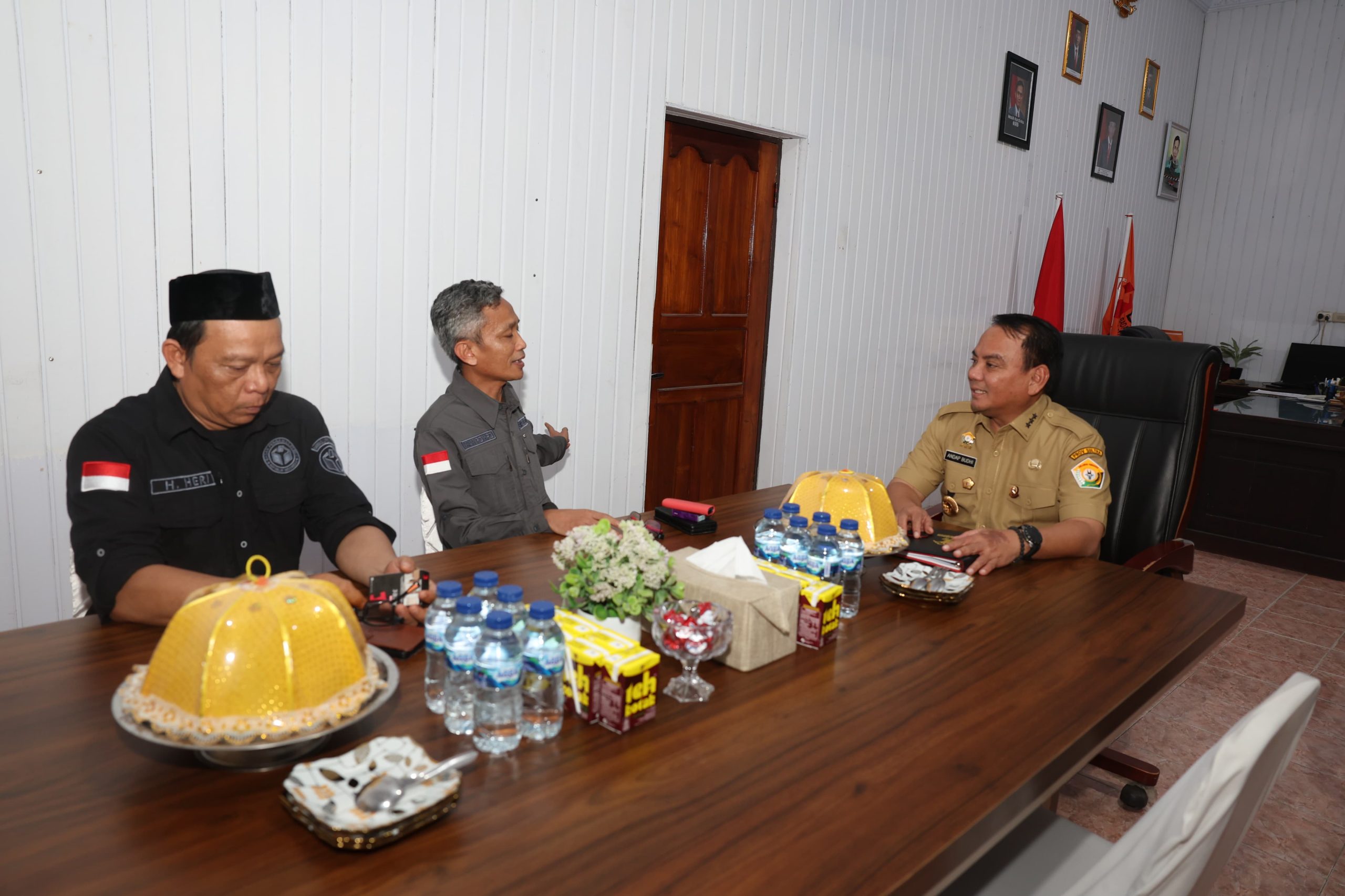Pj Gubernur Sultra Andap Budhi Revianto (kanan) dan Ketua Bawaslu Sultra Iwan Rompo Bane (tengah) membahas kesiapan pelaksanaan Pemilu di kantor Bawaslu, Selasa (6/2/2024). (BIRO ADPIM PEMPROV SULTRA)
