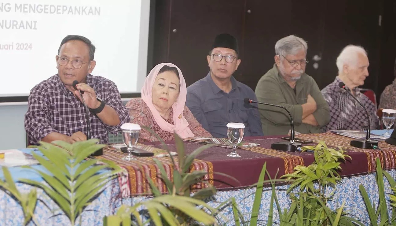 Dari kiri : Komarudin Hidayat, Sinta Nuriyah, Lukman Hakim Saifuddin, Slamet Raharjo, dan sejumlah tokoh lintas bidang menyerukan sikap terkait Pemilu 2024.(MUHAMAD ALI/JAWA POS)