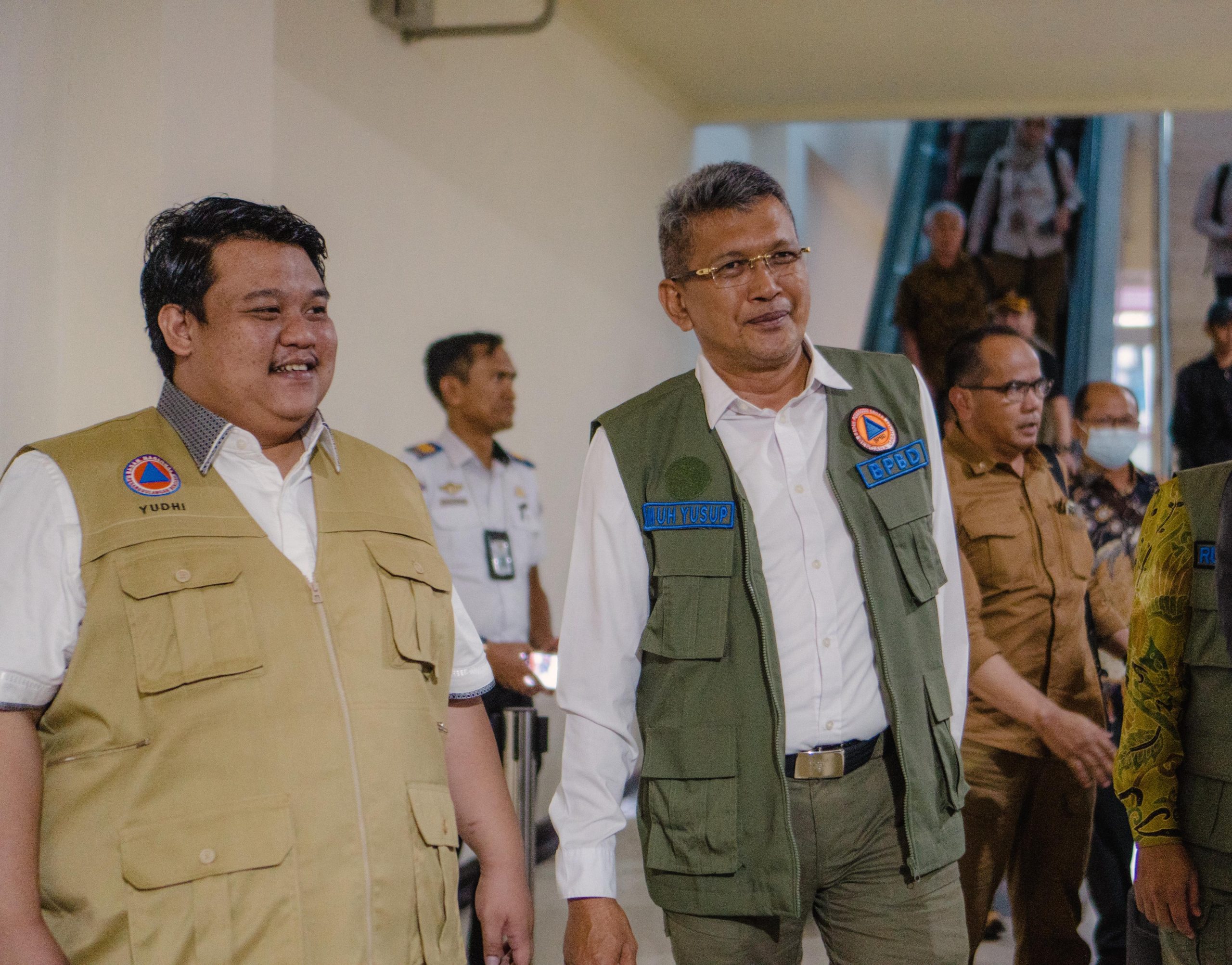 Kepala Pelaksana BPBD Sultra yang juga Penjabat Wali Kota Kendari, Muhammad Yusup (kanan) dan Ketua Forum PRB Sultra, Yudhianto Mahardika dalam sebuah kegiatan terkait kebencanaan. (AGUS SETIAWAN / KENDARI POS)