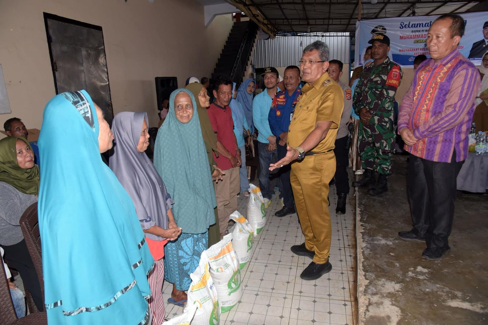 Pj Wali Kota Kendari, Muhammad Yusup didampingi Kepala Disketapang Abdul Rauf saat menyalurkan bantuan pangan kepada masyarakat kurang mampu, belum lama ini. Pj Wali Kota Muh Yusuf diagendakan akan kembali menyalurkan bantuan beras tahap kedua pada hari ini, Senin (19/2/2024). (AGUS SETIAWAN / KENDARI POS)