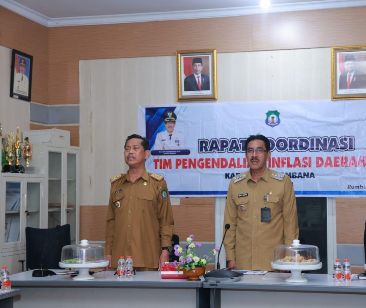 MASLINDAH ALI / KENDARI POS Pj Bupati Bombana Edy Suharmanto (kanan) dan Sekda Man Arfa (kiri) dalam rapat koordinasi bersama Tim Pengendalian Inflasi Daerah (TPID), belum lama ini. Keduanya selalu kompak dalam menekan laju inflasi. Salah satunya melalui program Kios Inflasi.