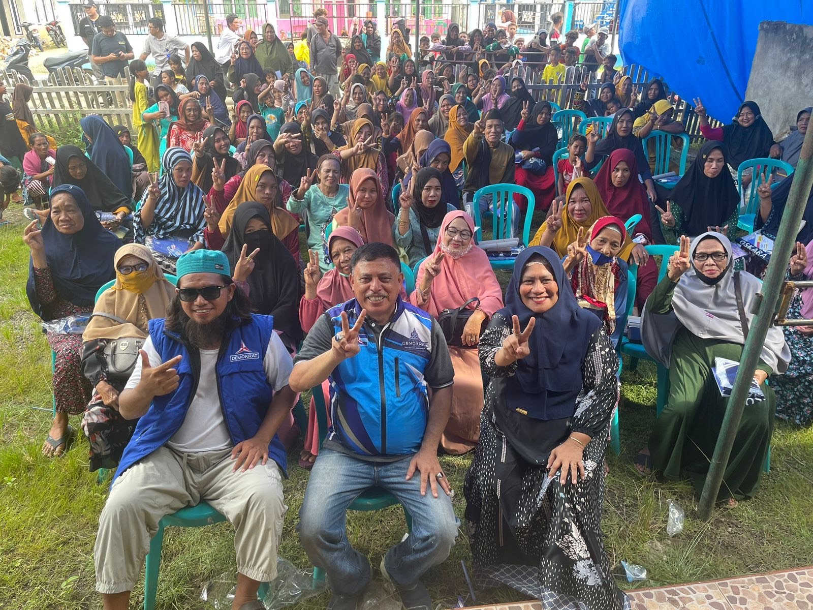 Caleg DPR RI Dapil Sultra Umar Arsal (depan, tengah) bersama masyarakat Pulau Kabaena usai dialog dalam kampanye yang dikemas dalam kegiatan bakti sosial di Kecamatan Kabaena Utara dan Kabaena Barat. (IST)