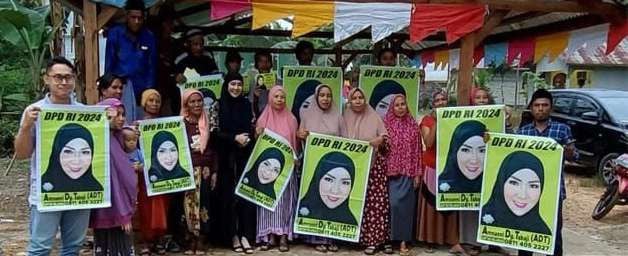 Foto bersama Amnaeni DG Tabaji (lima dari kiri, jilbab hitam) saat sosialisasi kepada masyarakat. (TIM PEMENANGAN ADT FOR KENDARI POS)