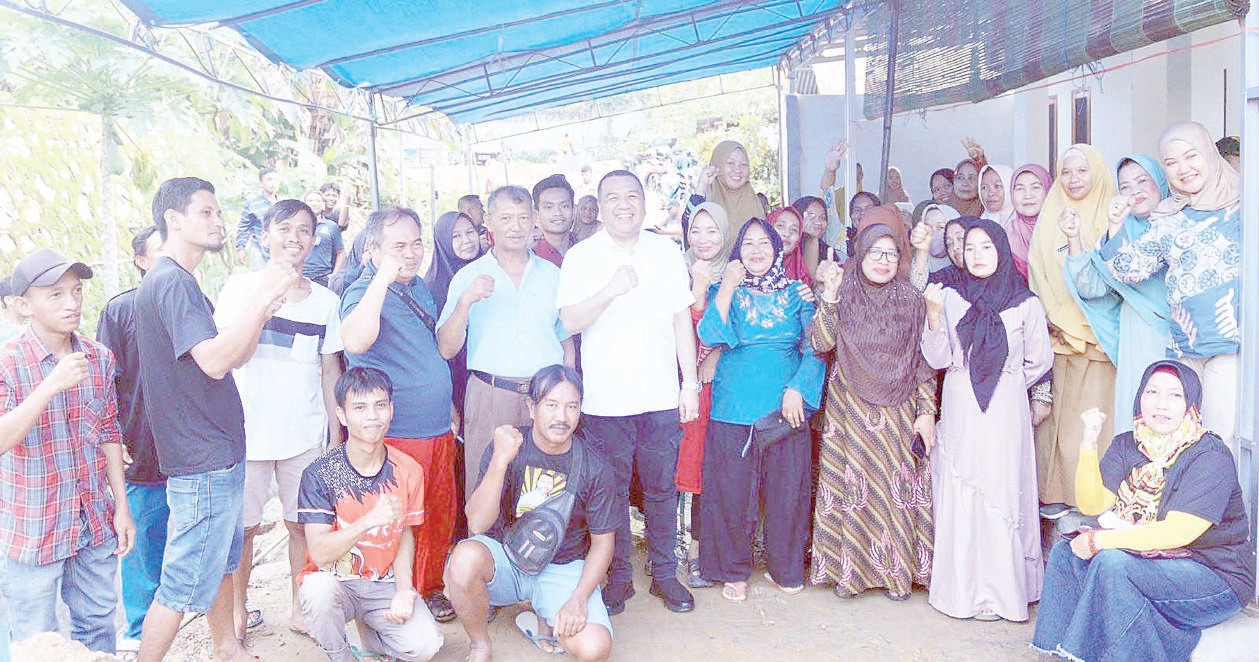 BERI MOTIVASI : Aksan Jaya Putra (tengah) berpose bersama kalangan pemuda dan kaum ibu Kota Kendari dalam sebuah pertemuan. (MUHAMMAD ALI AKBAR/KENDARI POS)