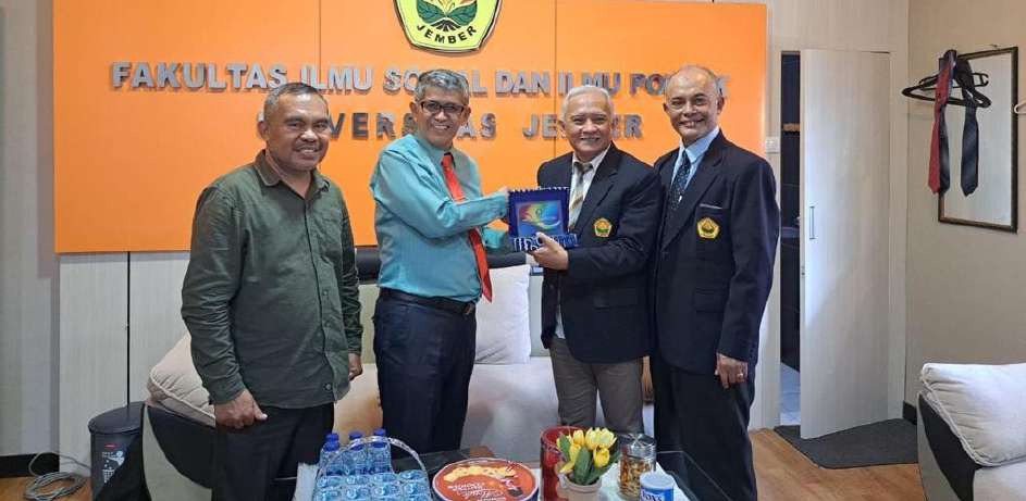 Dekan Fisip UHO, Prof. Eka Suaib (dua dari kiri) didampingi Wakil Dekan bidang Kemahasiswaan dan Alumni Fisip UHO, Jopang (pertama kiri) memberikan cenderamata kepada pihak Universitas Jember. (FISIP UHO FOR KENDARI POS)