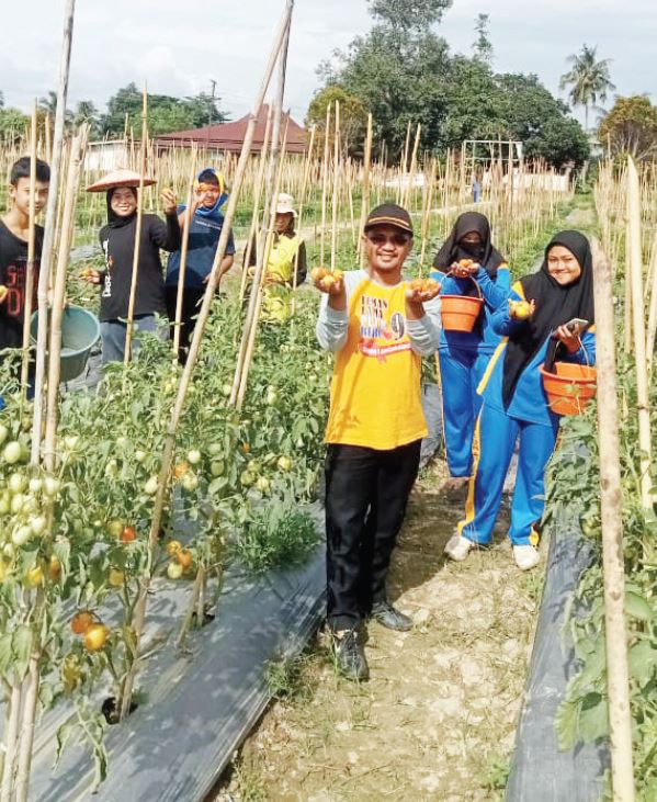 BANTUAN KORBAN BANJIR : Sekot Kendari, Ridwansyah Taridala menyerahkan bantuan kepada korban musibah banjir di Kawasan Amohalo Baruga kemarin. (AGUS SETIAWAN/KENDARI POS)