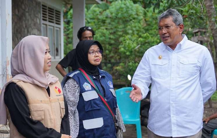 KELILING PANTAU PENCOBLOSAN : Pj Wali Kota Kendari, Muhammad Yusup memantau pelaksanaan pemungutan suara di beberapa TPS di Kota Kendari kemarin. (AGUS SETIAWAN/KENDARI POS)