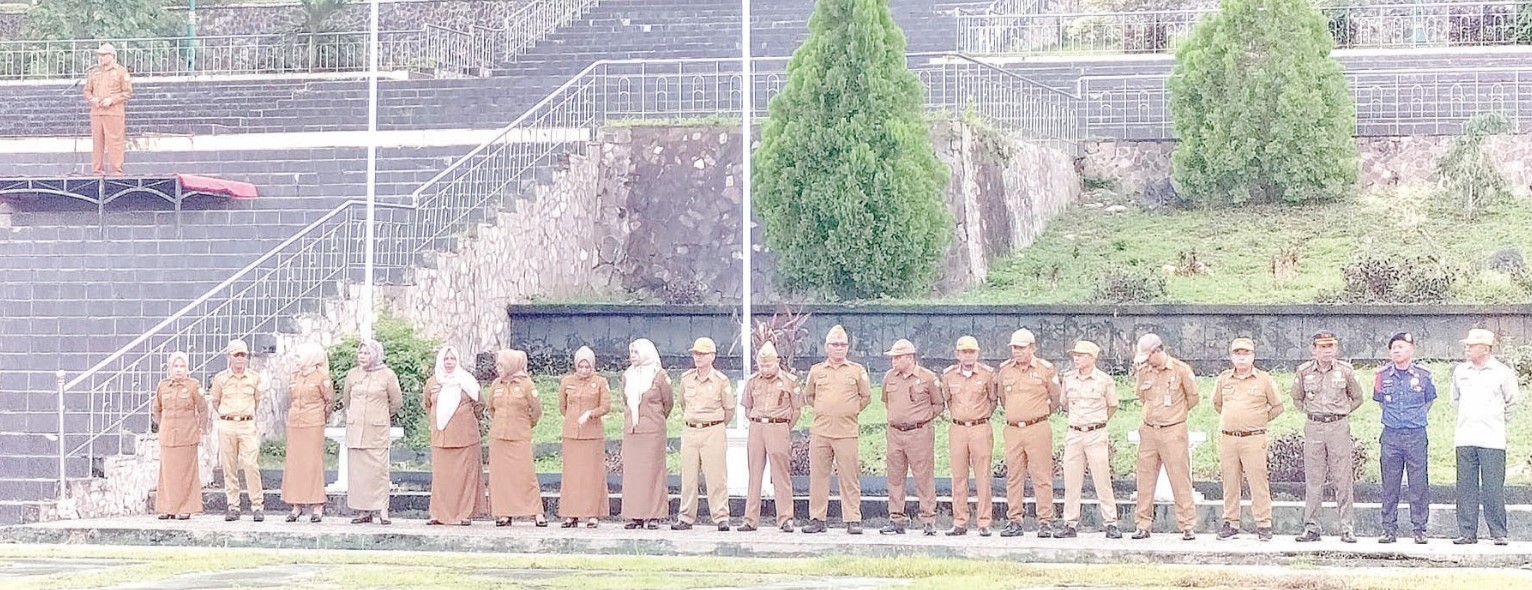 JAGA ETIK : Apel gabungan OPD di halaman kantor wali kota Baubau yang dipimpin Pj Sekot, Saido Bonsai. Ia terus menekankan peningkatan kedisiplinan bagi ASN dalam menjalankan tugas. (DIMAS DISKOMINFO KOTA BAUBAU FOR KENDARI POS)