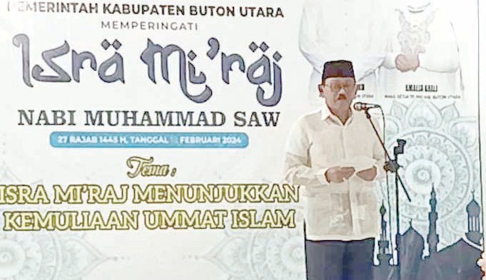 PERTEBAL KEIMANAN: Bupati Butur, Dr. H. Muh. Ridwan Zakariah ketika memberi pesan dalam peringatan Isra Miraj Nabi Muhammad SAW yang dihadiri para pejabat di daerah itu. (RAJAB PEMKAB BUTON UTARA FOR KENDARI POS)