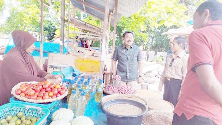 PANTAU HARGA : Bupati Butur, Muhammad Ridwan Zakariah (kedua dari kiri) ketika melakukan peninjauan di Pasar Sentral Mina-minanga, Kulisusu. Ia melihat kondisi lingkungan fisik pasar, sekaligus mengecek harga dan ketersediaan kebutuhan Sembako. (PROKOPIM SETKAB BUTUR FOR KENDARI POS)