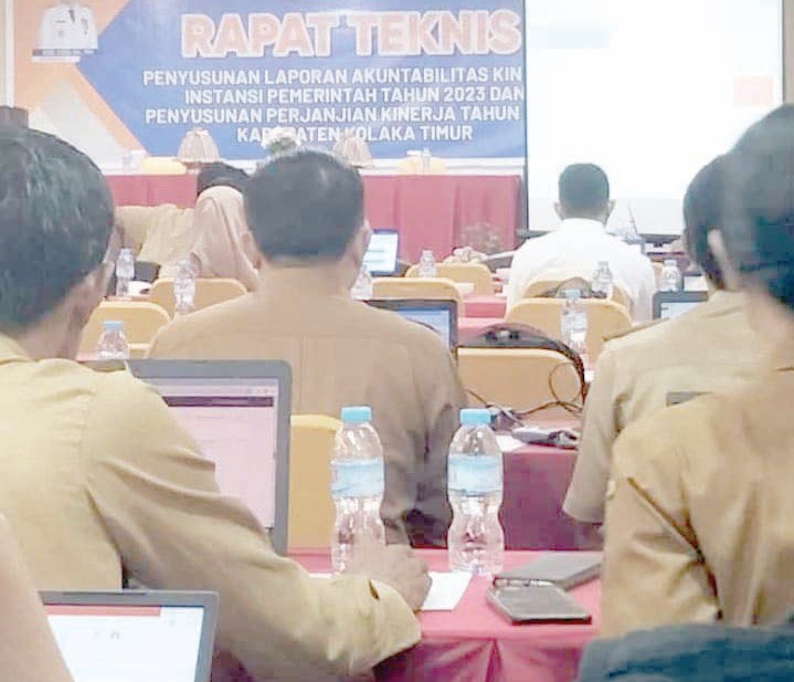 TINGKATKAN KINERJA : Suasana rapat teknis penyusunan Lakip tahun 2023 dan perjanjian kinerja tahun 2024 yang digelar Pemkab Koltim dan dibuka Sekab, Andi Muh. Iqbal Tongasa. (KUSDIN/KENDARI POS)