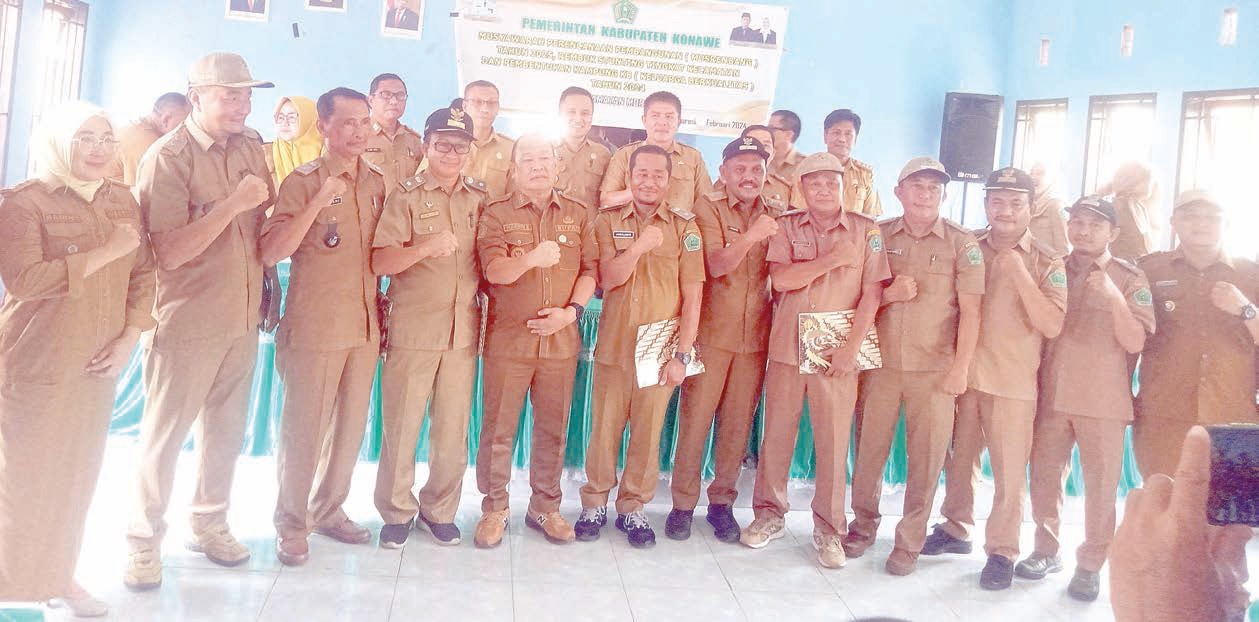 PERENCANAAN KELUARGA : Pj Bupati Konawe, Harmin Ramba (kelima dari kiri, depan) bersama para Kades se-Kecamatan Morosi, saat launching program Kampung KB di wilayah tersebut, kemarin. (ADI HIDAYAT/KENDARI POS)