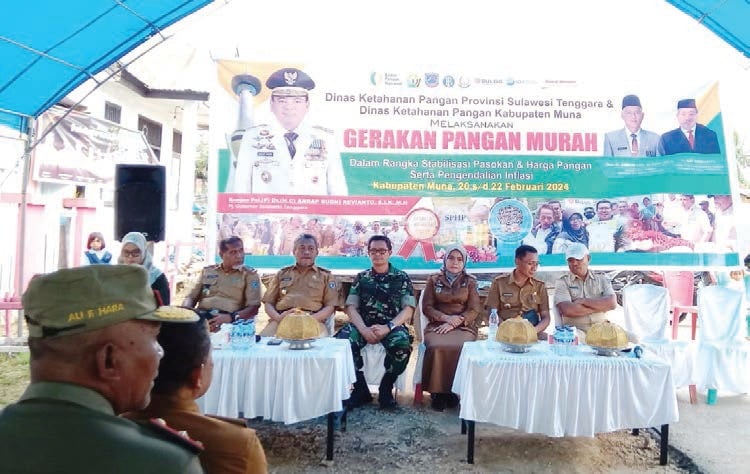 Plt. Bupati Muna, Bahcrun Labuta (3 kiri) di dampingi Kepala Dinas Ketahanan Pangan Muna, Mowik (2 kiri), Kadis Pertanian, La Ode Anwar Agigi (2 kanan) dan Kabag Ekonomi, Camat Kontunaga.