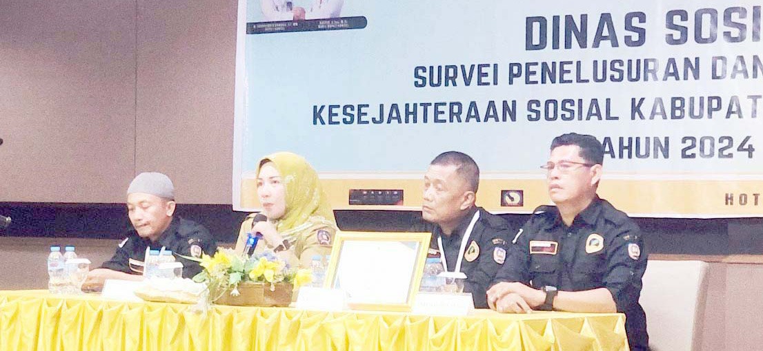 DATA VALID : Kepala Dinas Sosial Konsel, Nurlita Jaya AS (kedua dari kiri) saat membuka pelatihan survei penelurusan dan asesmen kesejahteraan sosial. (I NGURAH PANDI SANTOSA/KENDARI POS)