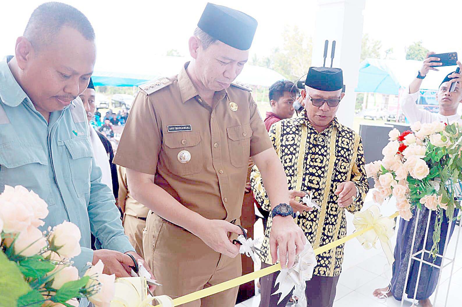 GENERASI UNGGUL : Pj Bupati Kolaka, Andi Makkawaru (kedua dari kiri) ketika meresmikan gedung belajar Baiturrahim Kolaka, Cabang Tanggetada, kemarin. (ZULFADLY NUR/KENDARI POS)