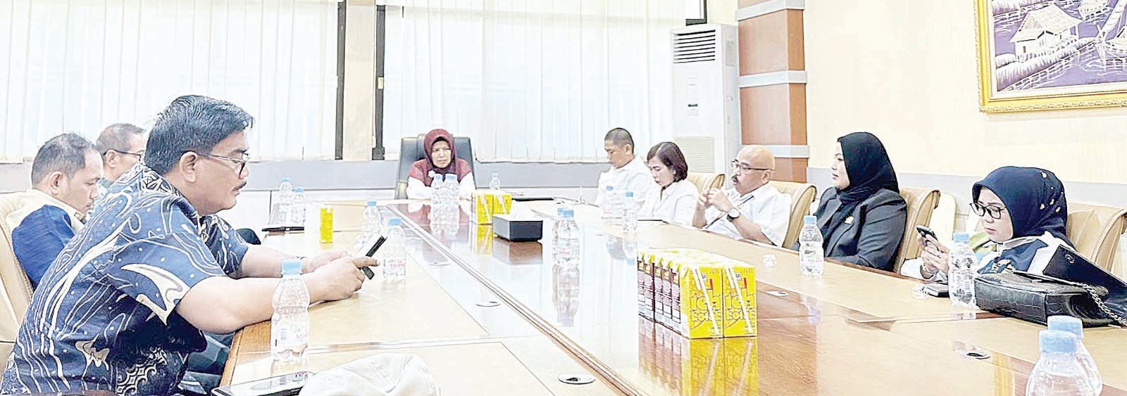 KUOTA ASN : 13 anggota DPRD Koltim ketika melakukan kunjungan kerja ke Kantor BKN Regional Makassar. Mereka meminta penambahan alokasi penerimaan PPPK dan kuota CPNS. (DOK. DPRD KOLAKA TIMUR FOR KENDARI POS)
